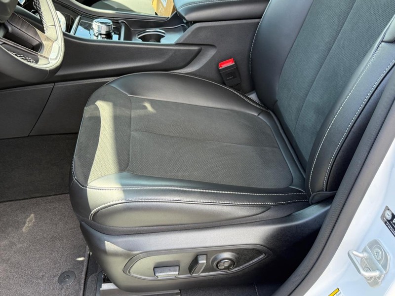 Jeep Grand Cherokee Vehicle Full-screen Gallery Image 11