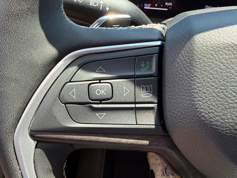 Jeep Grand Cherokee Vehicle Full-screen Gallery Image 12