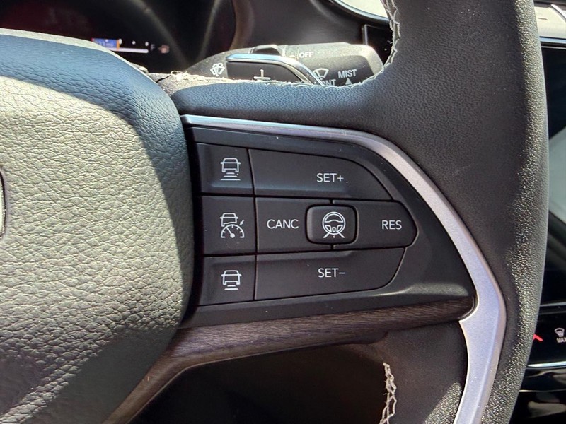 Jeep Grand Cherokee Vehicle Full-screen Gallery Image 13