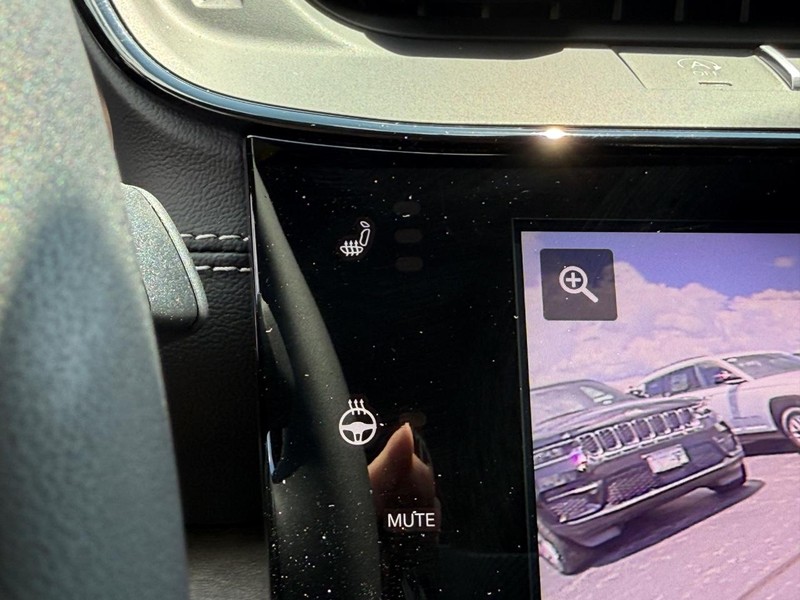 Jeep Grand Cherokee Vehicle Full-screen Gallery Image 15