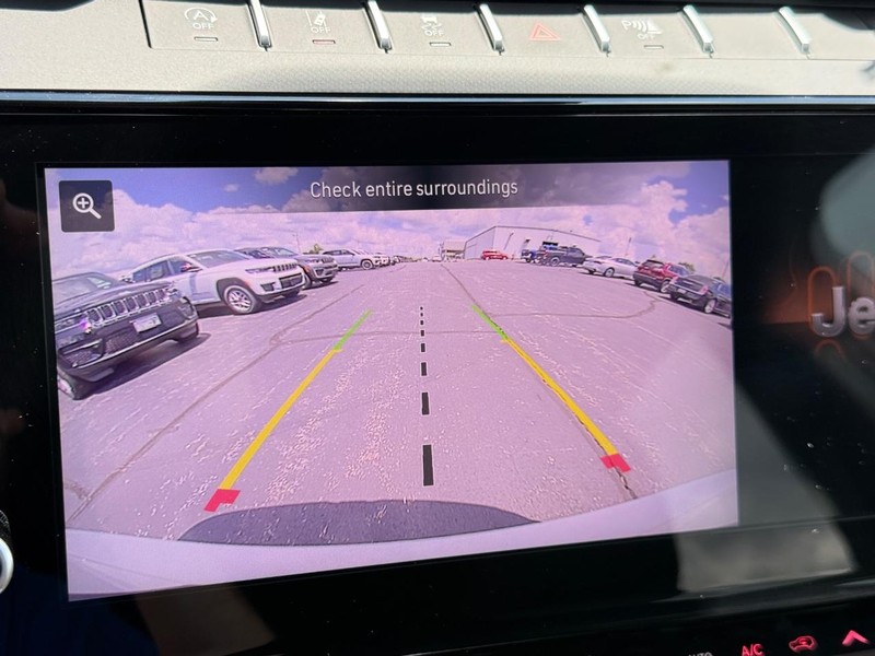 Jeep Grand Cherokee Vehicle Full-screen Gallery Image 16