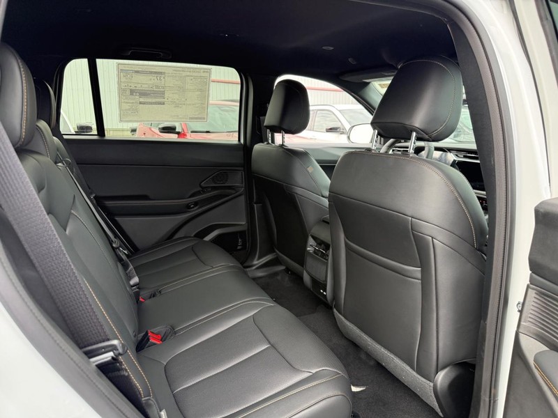 Jeep Cherokee Vehicle Full-screen Gallery Image 6
