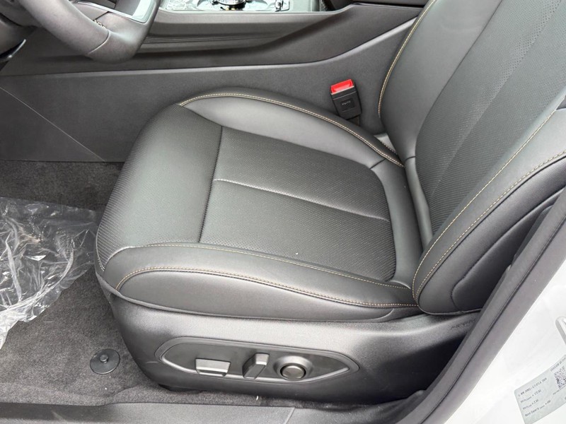 Jeep Cherokee Vehicle Full-screen Gallery Image 12