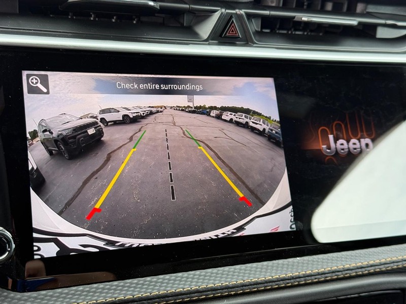 Jeep Cherokee Vehicle Full-screen Gallery Image 16