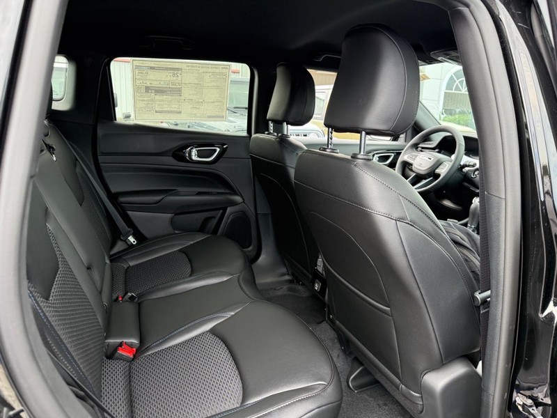 Jeep Compass Vehicle Full-screen Gallery Image 5
