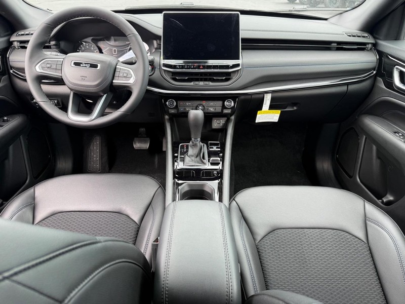 Jeep Compass Vehicle Full-screen Gallery Image 6
