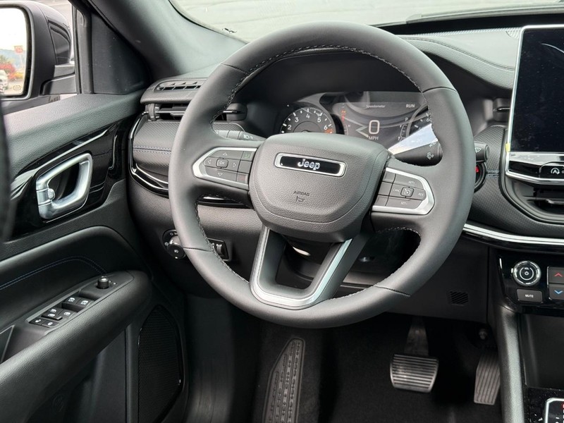 Jeep Compass Vehicle Full-screen Gallery Image 7