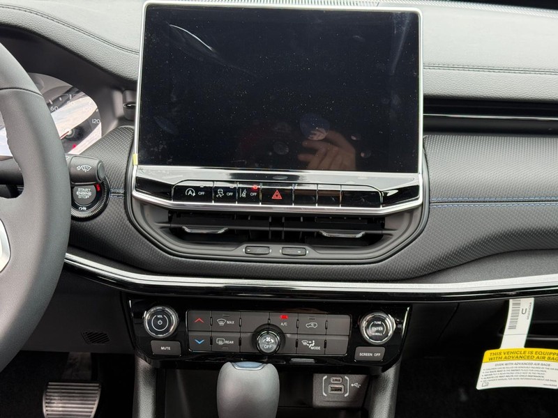 Jeep Compass Vehicle Full-screen Gallery Image 8