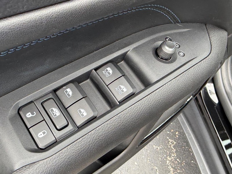 Jeep Compass Vehicle Full-screen Gallery Image 10