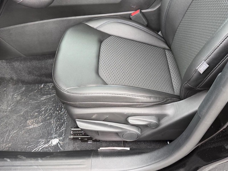 Jeep Compass Vehicle Full-screen Gallery Image 11