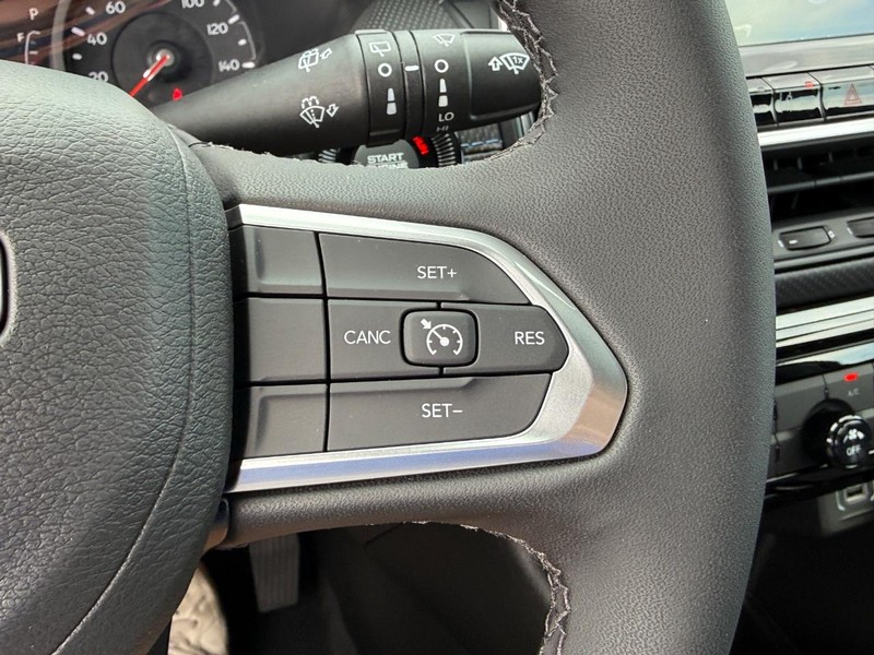 Jeep Compass Vehicle Full-screen Gallery Image 13