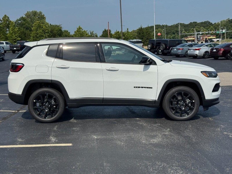 Jeep Compass Vehicle Full-screen Gallery Image 2