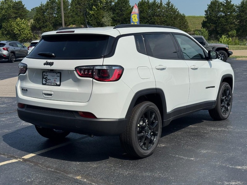 Jeep Compass Vehicle Full-screen Gallery Image 3
