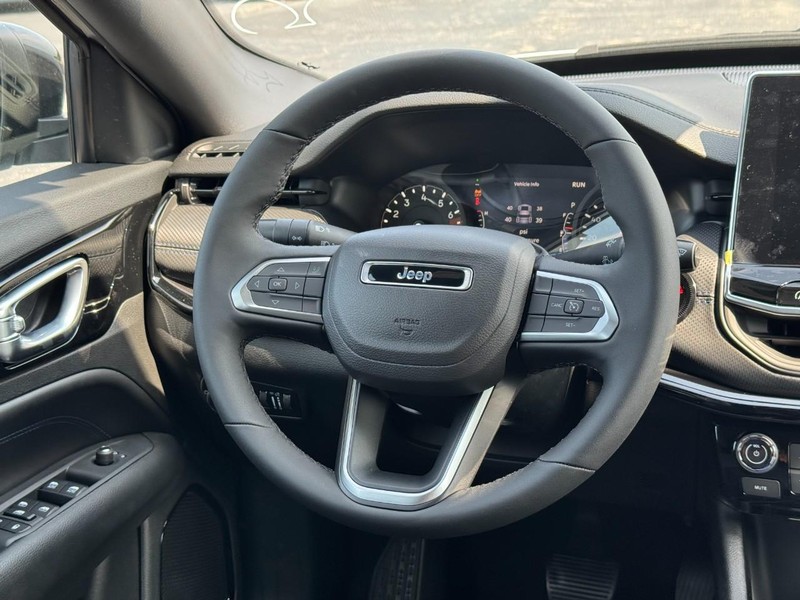 Jeep Compass Vehicle Full-screen Gallery Image 8