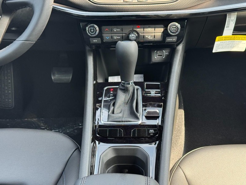 Jeep Compass Vehicle Full-screen Gallery Image 10