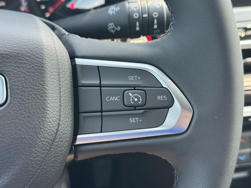 Jeep Compass Vehicle Full-screen Gallery Image 15