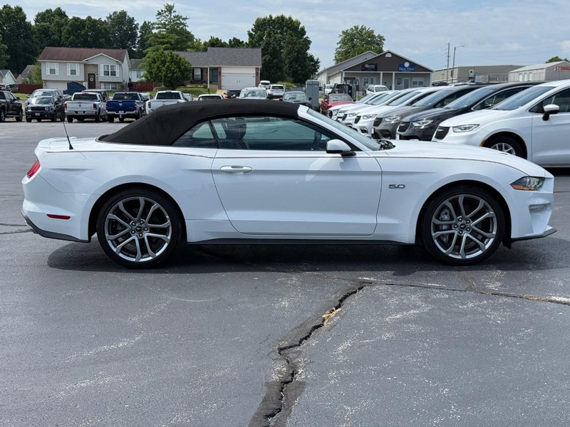 Ford Mustang Vehicle Full-screen Gallery Image 02