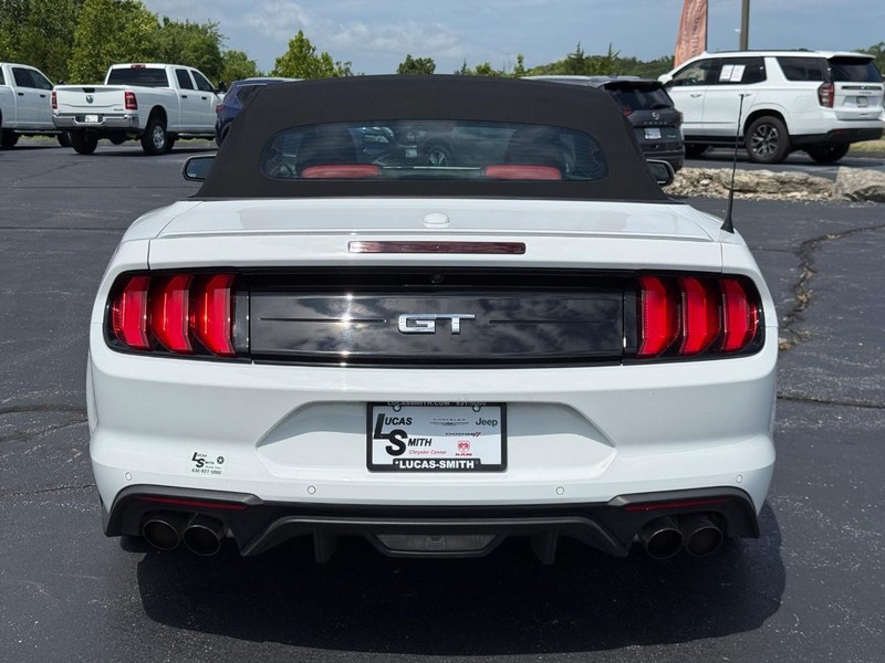 Ford Mustang Vehicle Full-screen Gallery Image 05