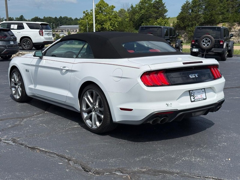 Ford Mustang Vehicle Full-screen Gallery Image 06
