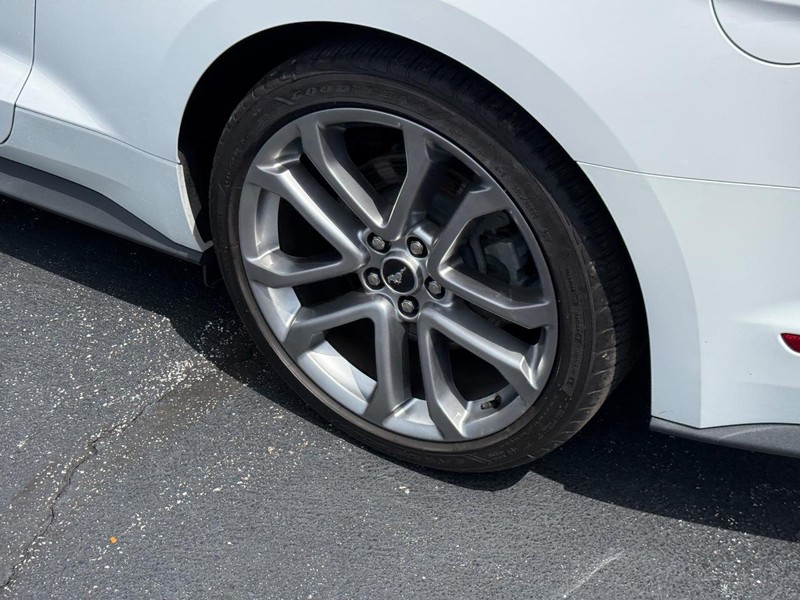 Ford Mustang Vehicle Full-screen Gallery Image 07