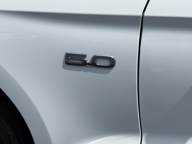 Ford Mustang Vehicle Full-screen Gallery Image 08