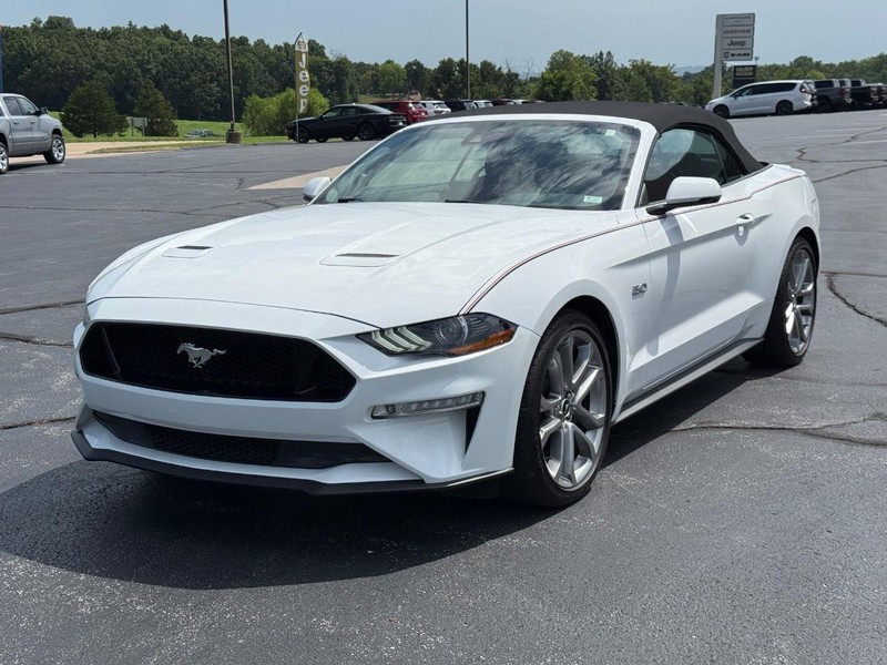 Ford Mustang Vehicle Full-screen Gallery Image 09