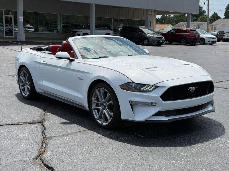 Ford Mustang Vehicle Full-screen Gallery Image 11