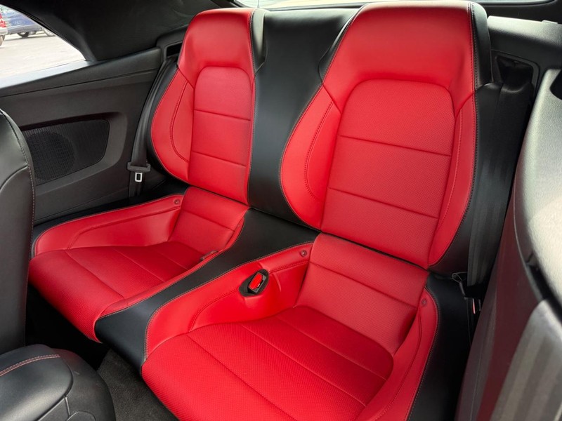 Ford Mustang Vehicle Full-screen Gallery Image 14