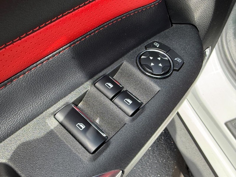 Ford Mustang Vehicle Full-screen Gallery Image 16