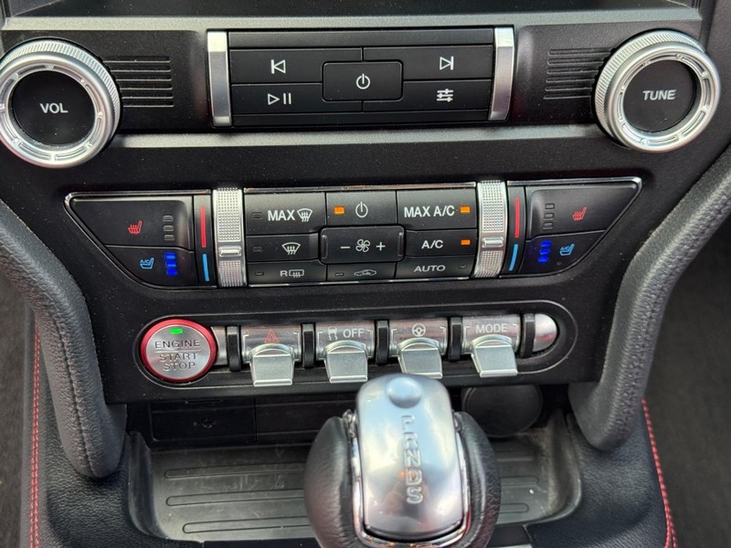 Ford Mustang Vehicle Full-screen Gallery Image 25