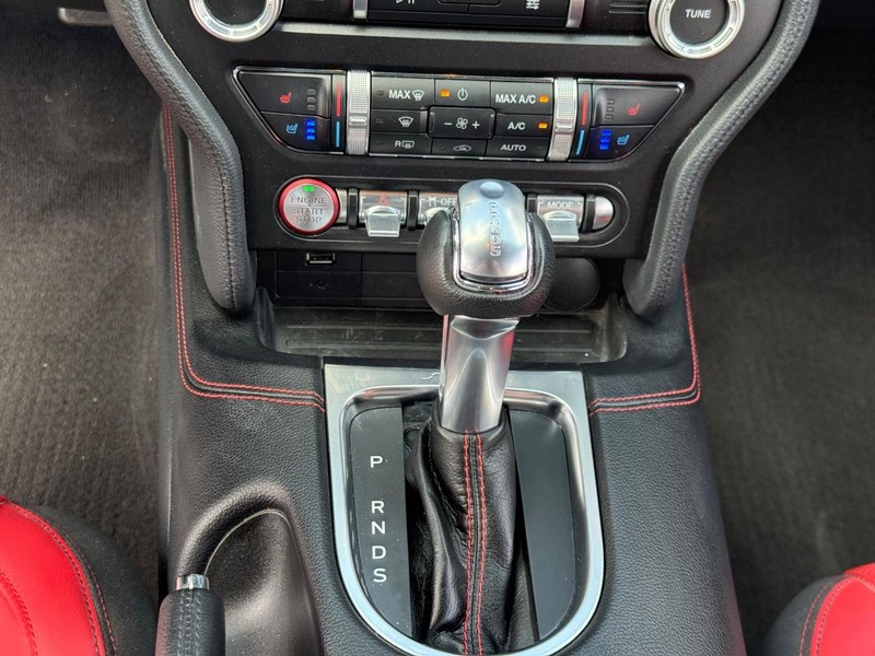 Ford Mustang Vehicle Full-screen Gallery Image 26