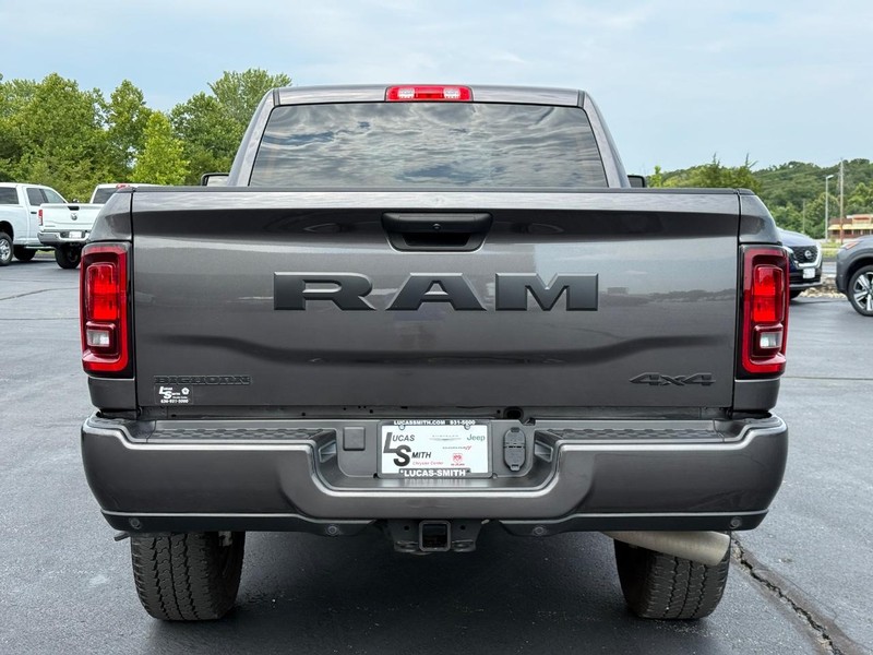 Ram 2500 Vehicle Full-screen Gallery Image 5