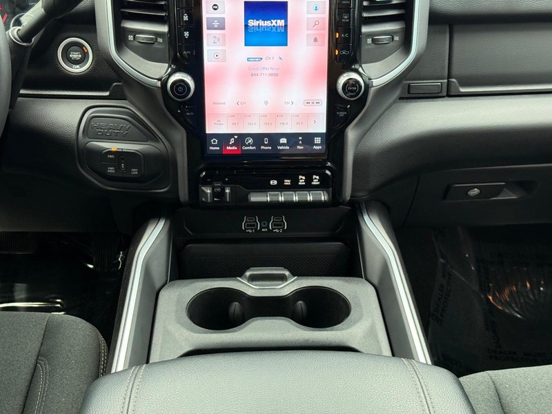 Ram 2500 Vehicle Full-screen Gallery Image 15