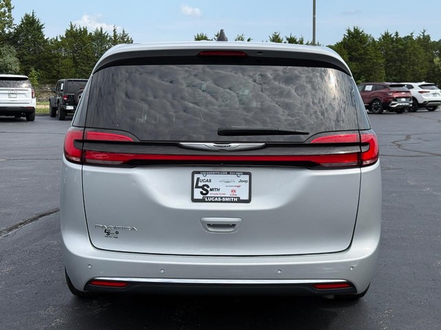Chrysler Pacifica Vehicle Full-screen Gallery Image 5