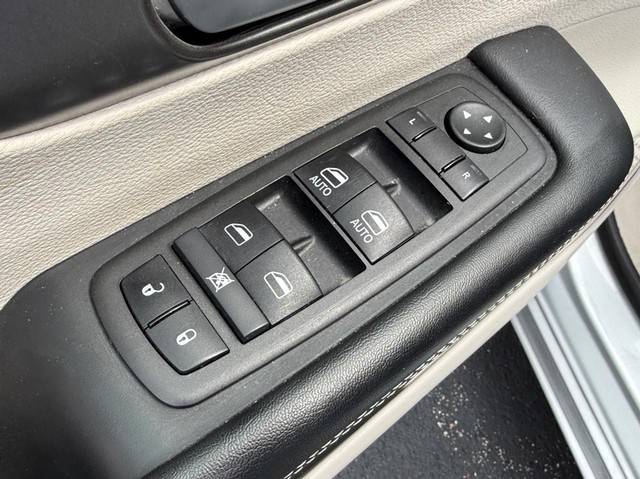 Chrysler Pacifica Vehicle Full-screen Gallery Image 16