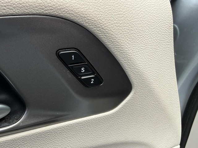 Chrysler Pacifica Vehicle Full-screen Gallery Image 17