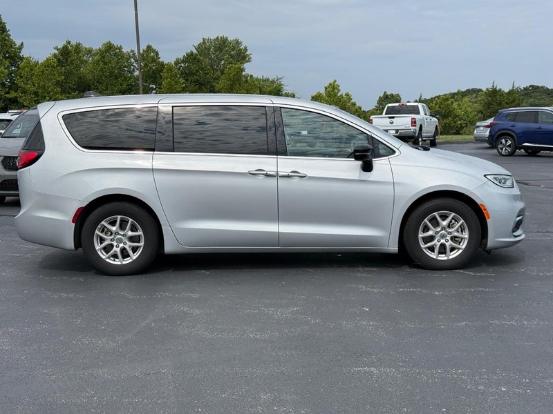 Chrysler Pacifica Vehicle Full-screen Gallery Image 02