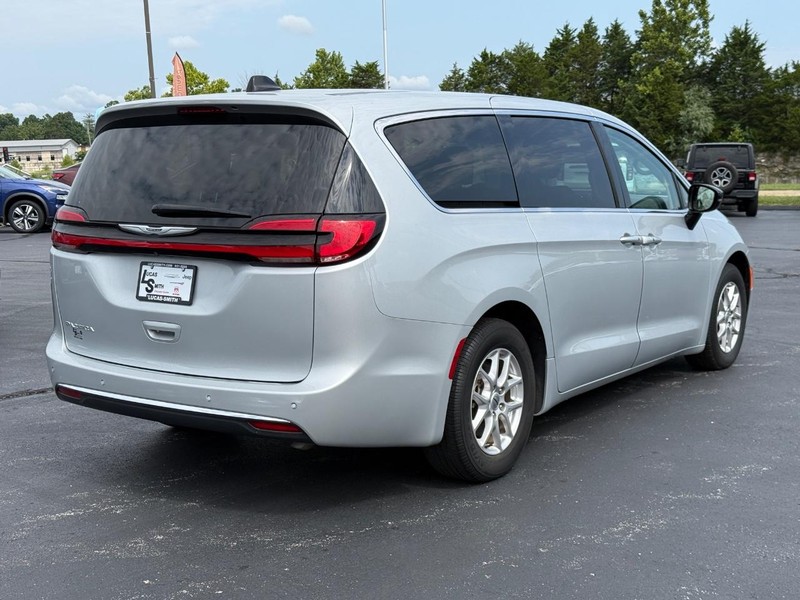 Chrysler Pacifica Vehicle Full-screen Gallery Image 03