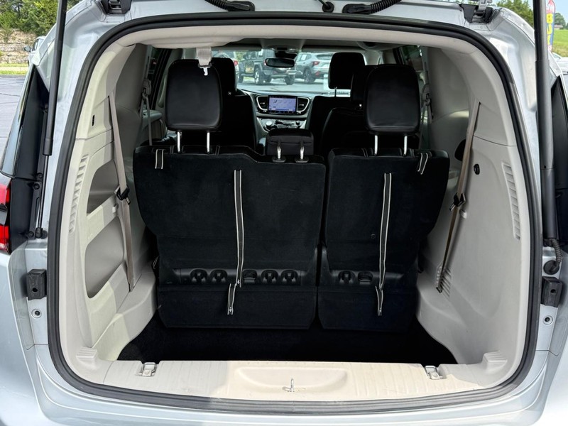 Chrysler Pacifica Vehicle Full-screen Gallery Image 04