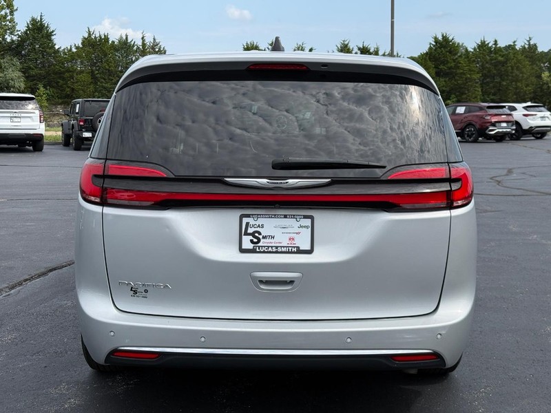 Chrysler Pacifica Vehicle Full-screen Gallery Image 05
