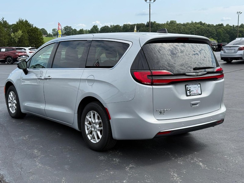Chrysler Pacifica Vehicle Full-screen Gallery Image 06