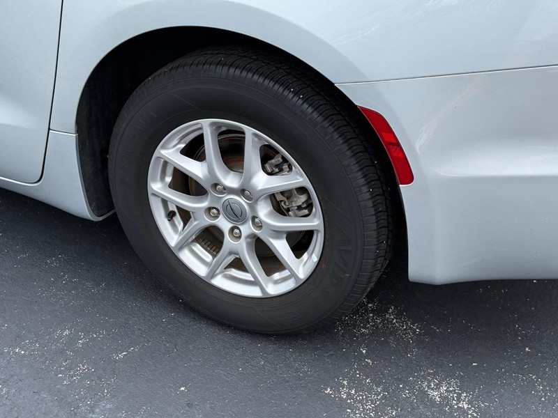 Chrysler Pacifica Vehicle Full-screen Gallery Image 07