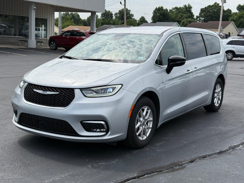Chrysler Pacifica Vehicle Full-screen Gallery Image 08