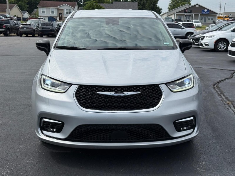 Chrysler Pacifica Vehicle Full-screen Gallery Image 09