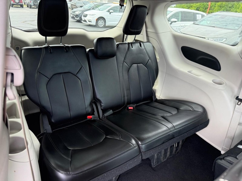 Chrysler Pacifica Vehicle Full-screen Gallery Image 10