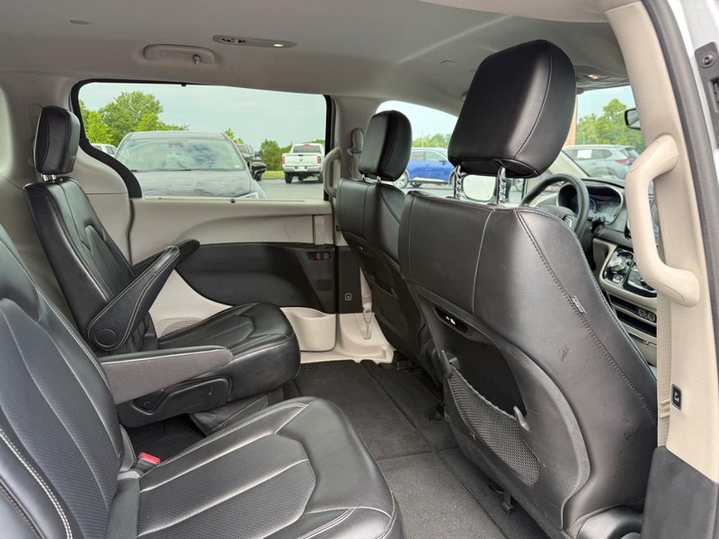 Chrysler Pacifica Vehicle Full-screen Gallery Image 11