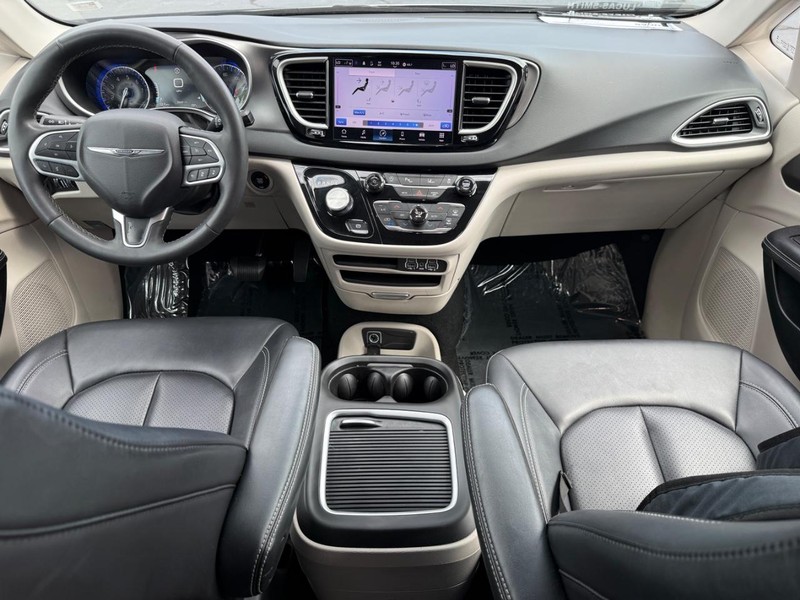 Chrysler Pacifica Vehicle Full-screen Gallery Image 12
