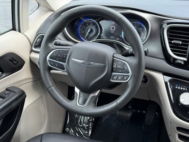 Chrysler Pacifica Vehicle Full-screen Gallery Image 13