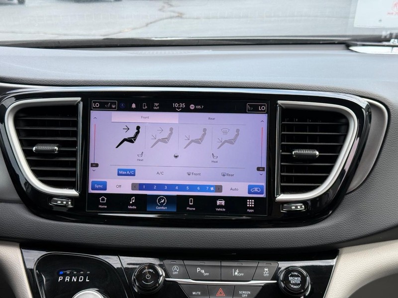Chrysler Pacifica Vehicle Full-screen Gallery Image 14