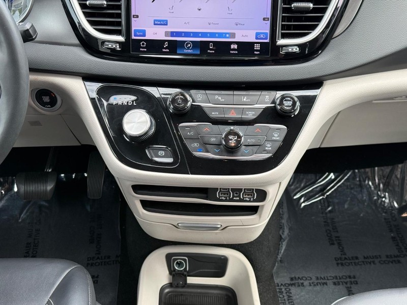 Chrysler Pacifica Vehicle Full-screen Gallery Image 15